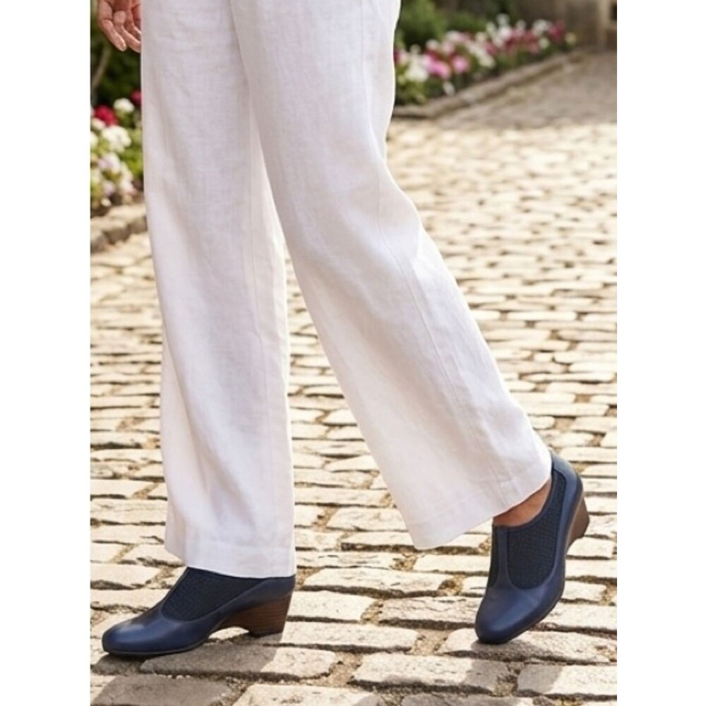 NEW! BELLA VITA LEATHER 8 M COMFORT NAVY WOMENS WEDGES